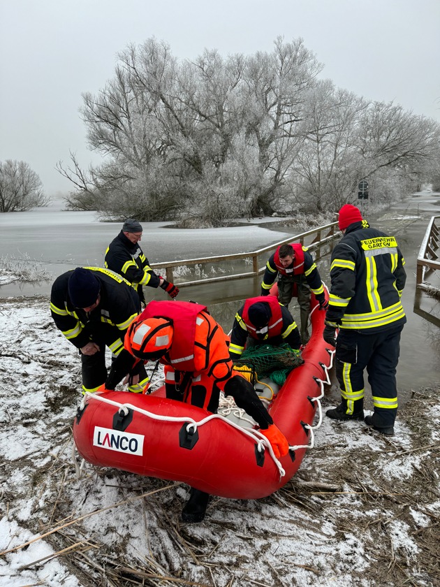 FW Lüchow-Dannenberg: +++Feuerwehr rettet Reh von Eisfläche+++Appell an die Bevölkerung: lassen Sie Wildtiere in Ruhe+++