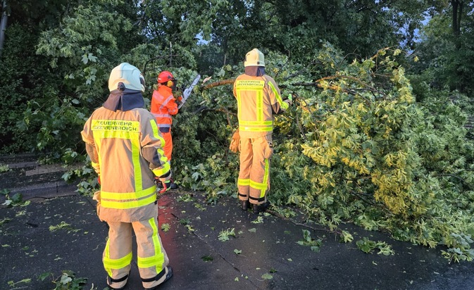 FW Grevenbroich: Erhebliche Sturmschäden in Grevenbroich-Neurath - Feuerwehr nach Gewitter im Dauereinsatz