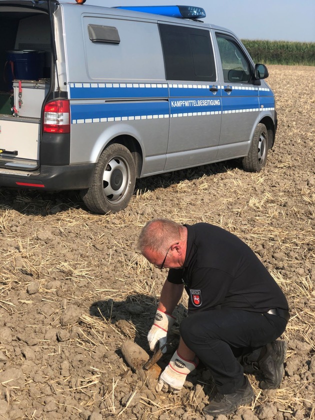 POL-STD: Sprengkörper bei Ackerarbeiten in Balje gefunden