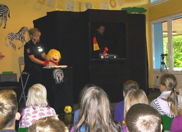 POL-CUX: Präventionsveranstaltung mit pädagogischer Puppenbühne der Polizei - Lehrreiches Theater an der Grundschule (Bildmaterial als Download in der digitalen Pressemappe)