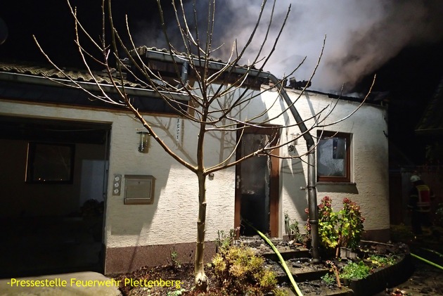 FW-PL: Folgemeldung.Wohnhaus komplett durch Brand zerstört. Bewohner war nicht zu Hause