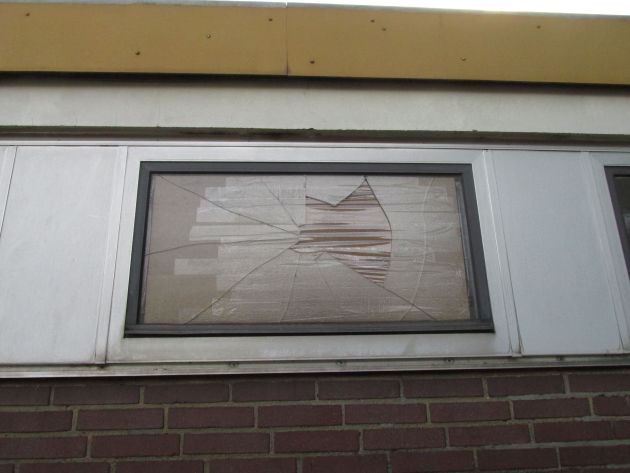 POL-HOL: Vandalismus  an der Grundschule Lauenförde: Fensterscheiben eingeworfen, Glaskuppeln zerstört, Eternitplatten beschädigt und Blitzableiter als Wurfgeschosse verwendet