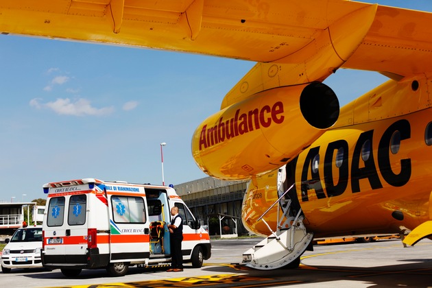 Weltweite Hilfe seit 40 Jahren / Der ADAC Ambulance Service fliegt Urlauber bei Unfall oder Krankheit weltweit heim / 788 843 Patienten wurden seit 1975 betreut