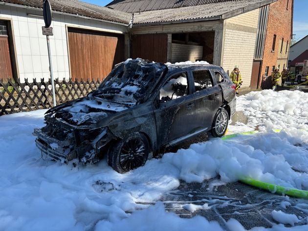 FW-PB: PKW Brand im Ortsteil Buke / Feuerwehr verhindert weitere Ausbreitung