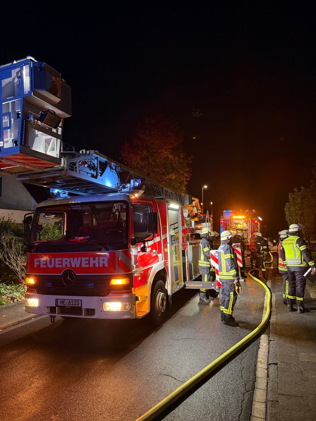 FW-NE: Garage in Vollbrand - Feuerwehr verhindert weitere Ausbreitung