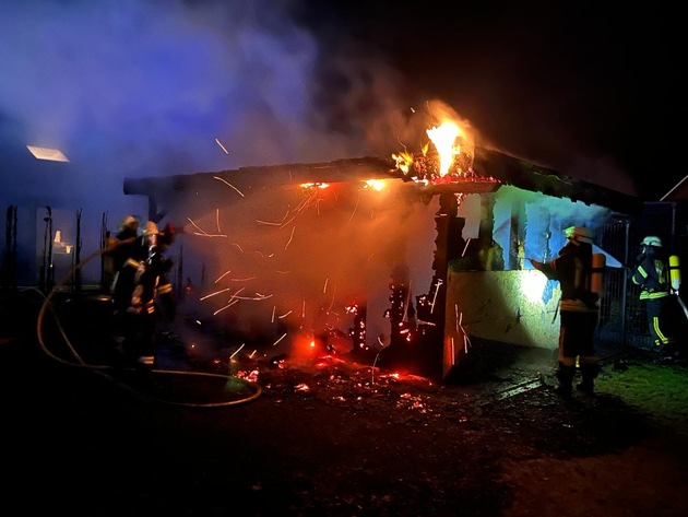 FFW Schiffdorf: Carportbrand sorgt für Einsatz der Feuerwehr