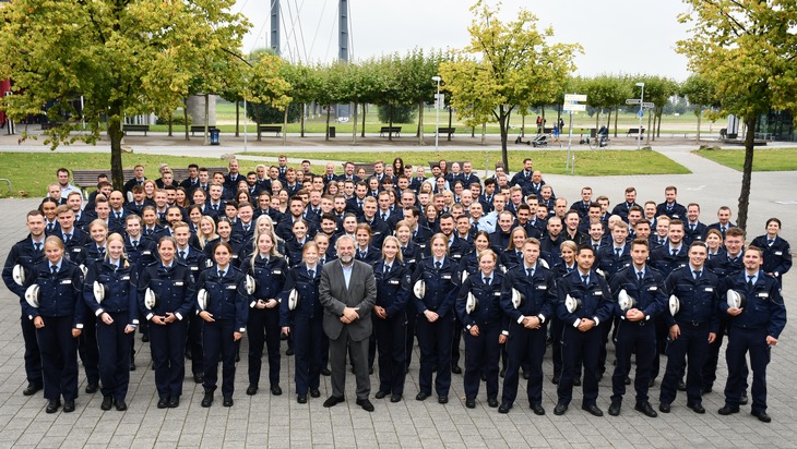 POL-D: Willkommen in Düsseldorf - Polizeipräsident Norbert Wesseler begrüßt 190 Polizeibeamtinnen und -beamte sowie zwei Verwaltungsbeamtinnen in der Landeshauptstadt