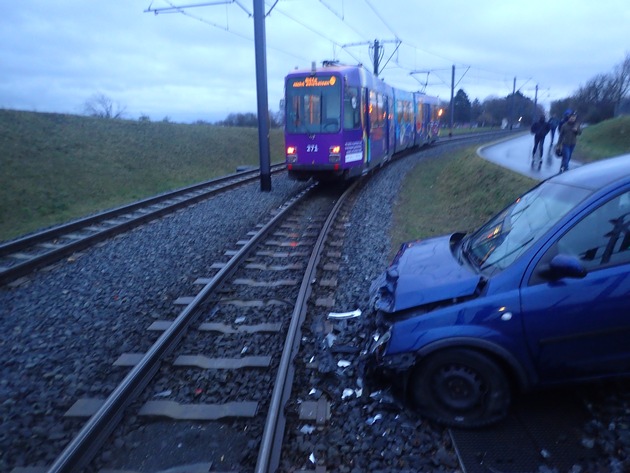 POL-PPMZ: Aus Schreck gegen Straßenbahn gefahren