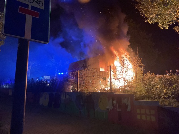 FW-DO: Lieferwagen steht in Vollbrand