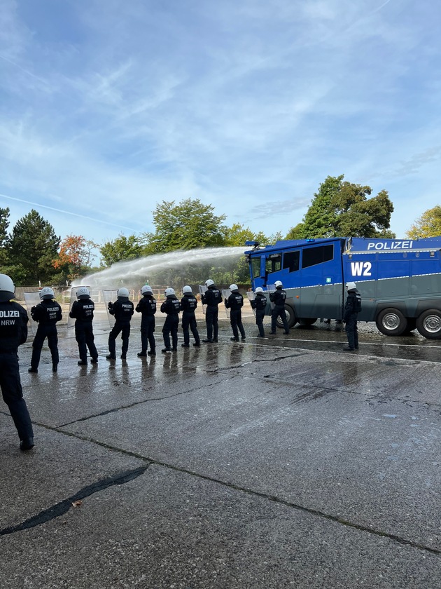 POL-DU: Stadtgebiet: Neustart für 17 Polizistinnen und Polizisten in der Duisburger Hundertschaft