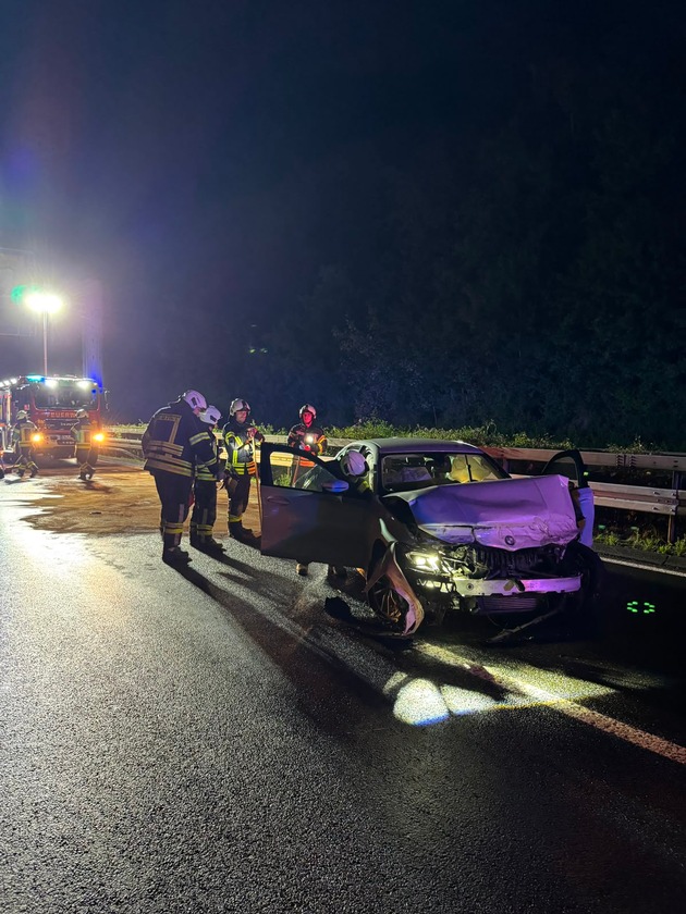 FW-EN: PKW verunfallt auf Autobahn