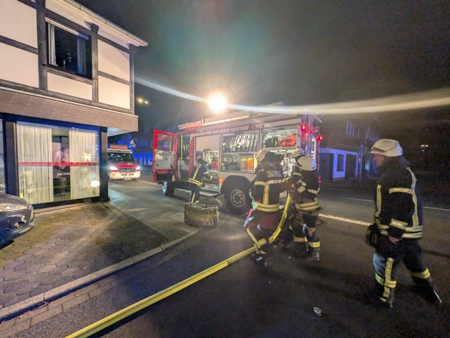 FW-OE: N&auml;chtlicher Brandeinsatz in Elspe