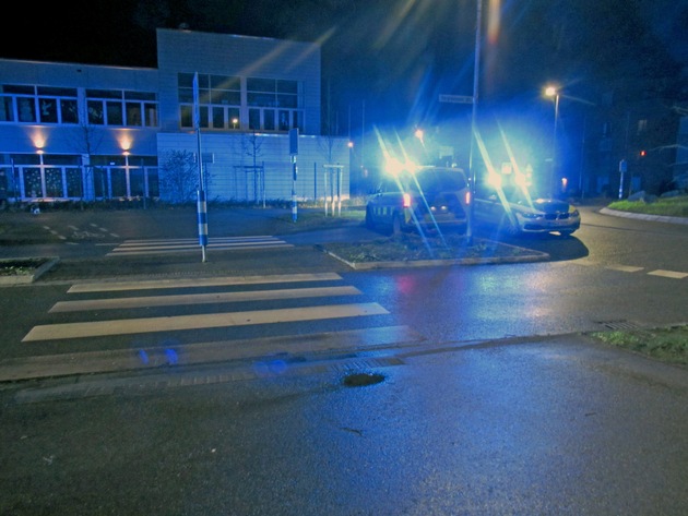 POL-ME: 26-Jähriger Opelfahrer erfasst zwei Fußgänger - Monheim - 20010154
