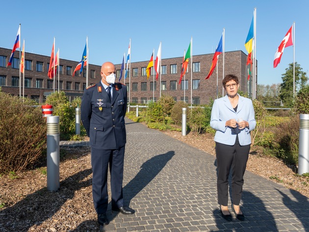 Verteidigungsministerin Annegret Kramp-Karrenbauer stellte in Kalkar/Uedem das Luft- und Weltraumoperationszentrum in Dienst.