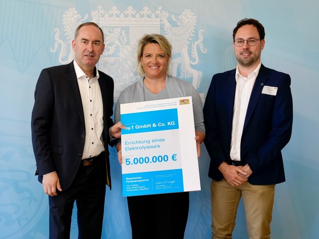 Wirtschaftsminister Aiwanger übergibt Förderurkunde an GP JOULE
