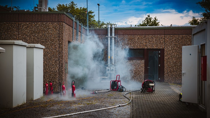 FW Gronau: Brand einer Batterieanlage, schwierige Löscharbeiten