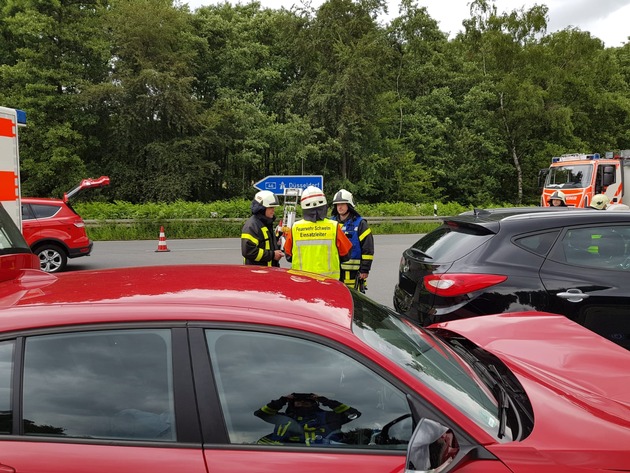 FW-EN: Verkehrsunfall im Zubringer zum Autobahnkreuz Wuppertal-Nord