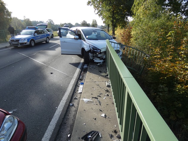 POL-CE: Celle - Frau prallt mit Auto ins Brückengeländer