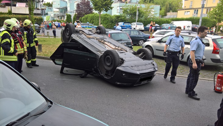 FW-GE: Eine leichtverletzte Person nach Verkehrsunfall in der Feldmark. / Pkw bleibt nach Unfall auf dem Fahrzeugdach liegen.