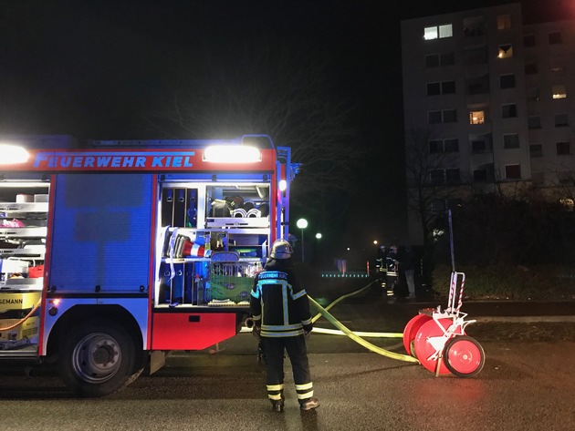 FW-Kiel: Feuer im Keller beschäftigt die Feuerwehr Kiel