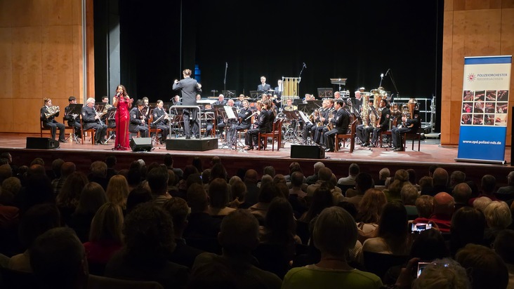 POL-EL: Emsland/Papenburg - Ein unvergesslicher Benefizabend: Polizeiorchester Niedersachsen begeistert in Papenburg
