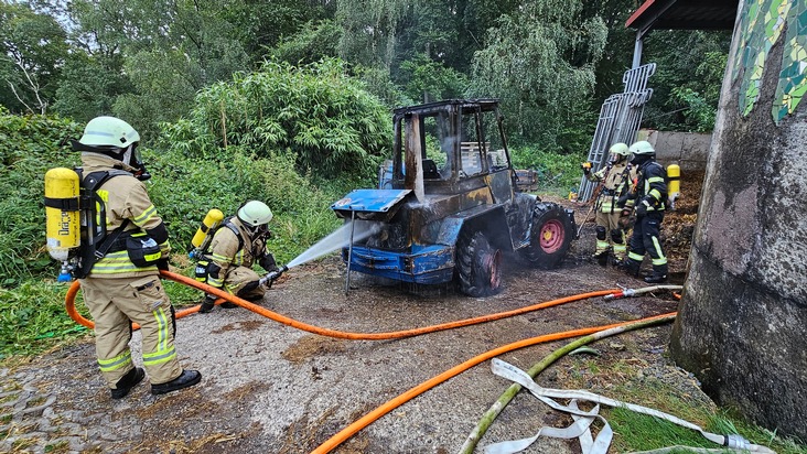 FW Burscheid: Brennender Traktor auf Pferdehof