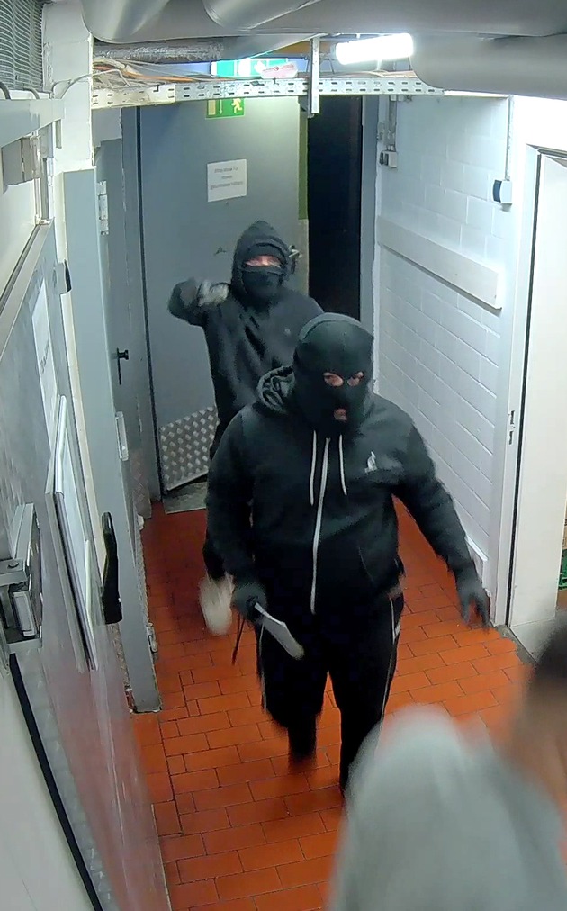 POL-GÖ: (146/2025) Göttingen: Überfall auf Schnellrestaurant im September 2024, Polizei fahndet mit Bildern aus Überwachungskamera nach zwei maskierten Tätern