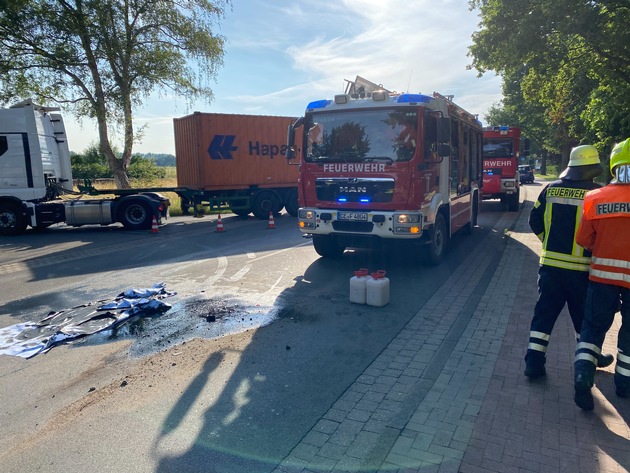 FW Flotwedel: B214 nach Verkehrsunfall gesperrt / Auslaufende Betriebsstoffe behindern den Straßenverkehr