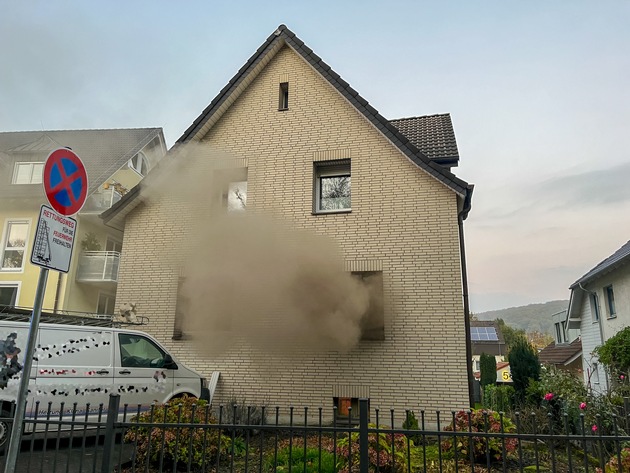 FW Menden: Zimmerbrand in einem Wohnhaus