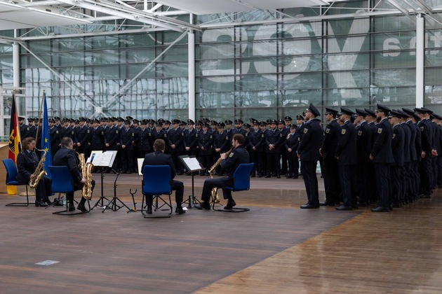 Bundespolizeidirektion München: Bundespolizei am Flughafen München begrüßt 136 &quot;Neue&quot;