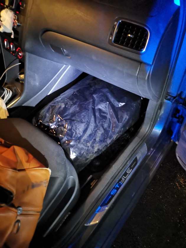 BPOL NRW: Fahndungserfolg der Bundespolizei; 31-Jähriger transportierte 1,9 Kilogramm Marihuana im Fußraum seines VW Polo