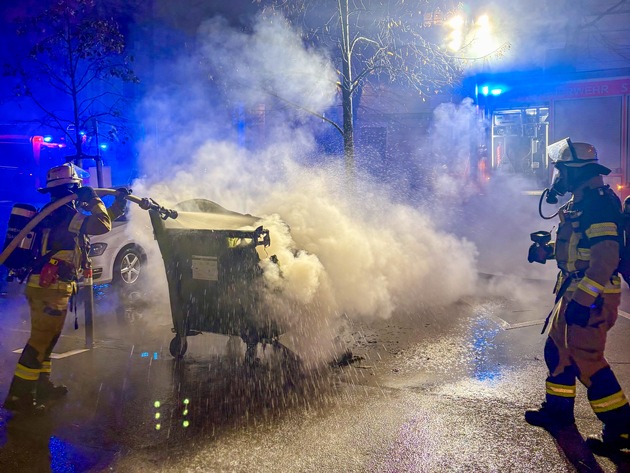 FW Stuttgart: Brennende Mülltonen in Stuttgart-West