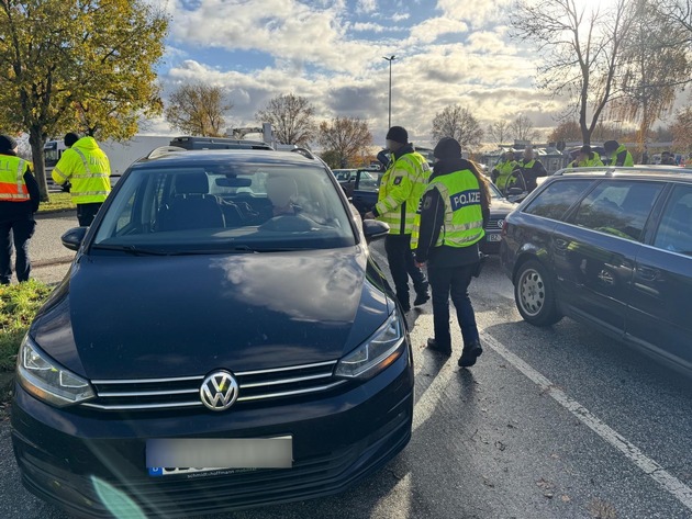 POL-HL: Ostholstein / Großkontrolle auf der Bundesautobahn 1 in Ostholstein - über 100 festgestellte Verstöße