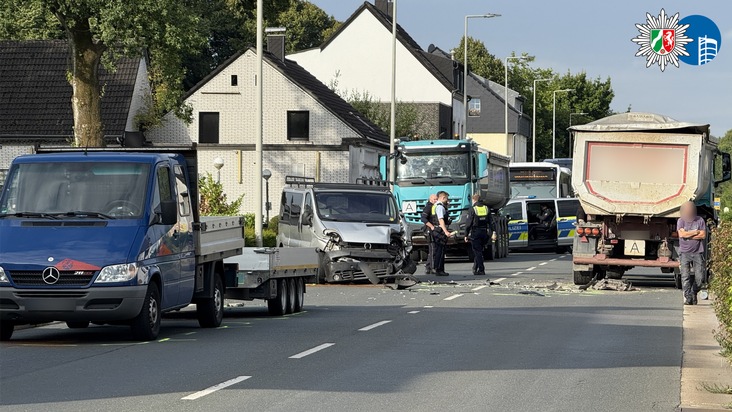 POL-OB: Transporter mit Kindern in den Gegenverkehr geschleudert - Fahrer schwer verletzt