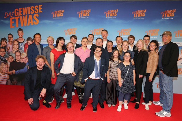 Weltpremiere von DAS GEWISSE ETWAS: Das wunderbare Ensemble feiert auf dem Roten Teppich in München