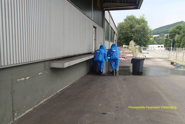 FW-PL: Gefahrstoffaustritt in Plettenberger Industriebetrieb. Feuerwehr mehrere Stunden mit Eindämmung des Schadens beschäftigt