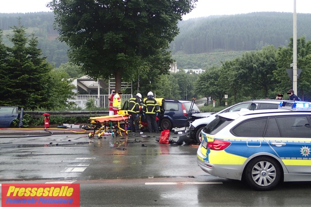 FW-PL: OT-Bremckerline. Schwerer Verkehrsunfall bei Abbiegevorgang. Zwei Verletzte. Frau wird per Rettungshubschrauber in Unfallklinik verbracht.