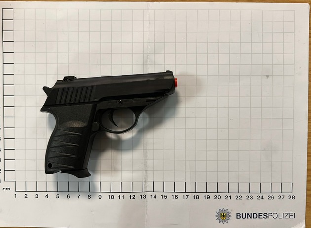 BPOL NRW: Kontrollen in Essen: Bundespolizisten finden Schlagring und Softair-Waffe.