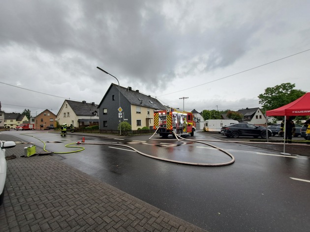 FW VG Westerburg: +++ Presseabschlussmeldung +++ Umfangreicher Feuerwehreinsatz in Langenhahn nach Gasaustritt aus Flüssiggastank