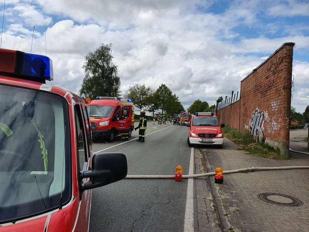 POL-STD: Bagger beschädigt Horneburger Gasleitung - Großalarm für Feuerwehr - Keine Personen verletzt