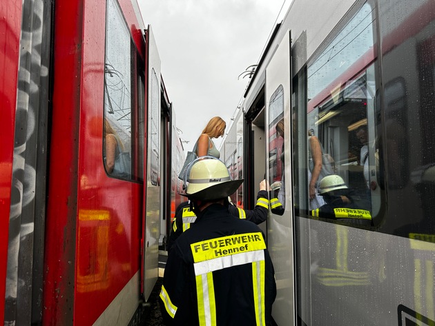 FW Hennef: Zug auf freier Strecke zum Stillstand gekommen - Evakuierung erforderlich