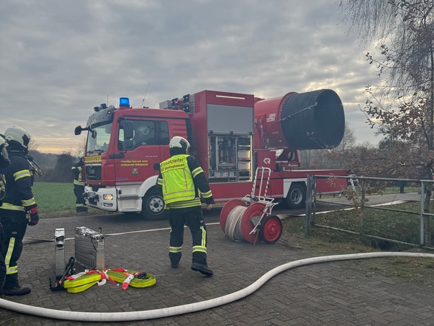 FW-AUR: Hallenanbau brannte aus
