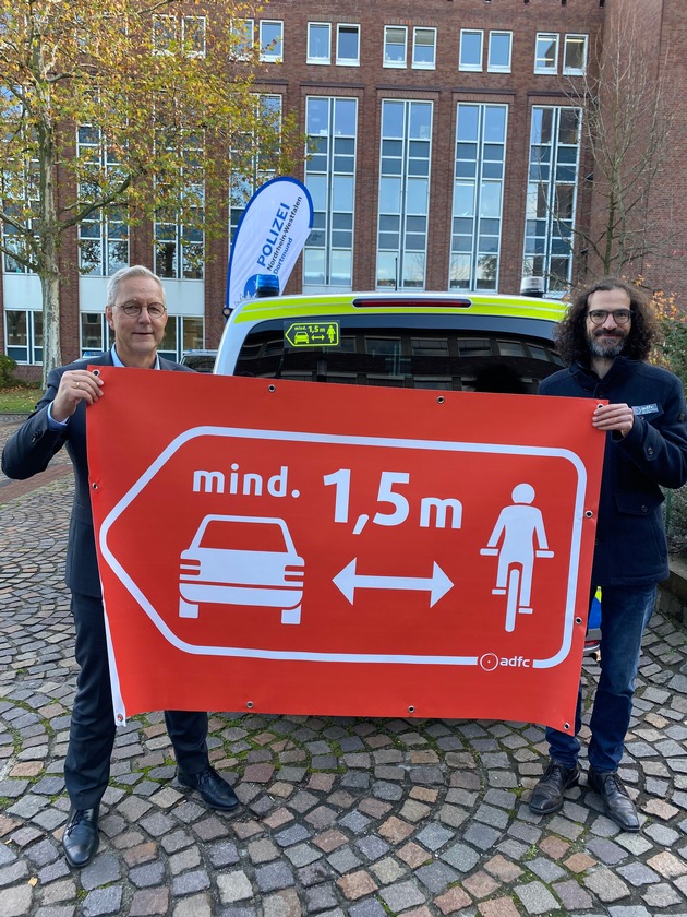 POL-DO: Kooperation von Polizei Dortmund und ADFC: 100 Piktogramm-Sticker sollen Sicherheit für Radfahrerinnen und Radfahrer erhöhen