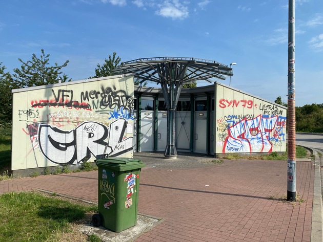 POL-VDMZ: Entsorgung von Altöl in öffentlicher Toilettenanlage - Zeugen gesucht