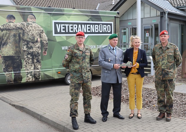 Veteranenbüro wird mobil / Stiftung aus Holzminden spendiert Werbe-Truck