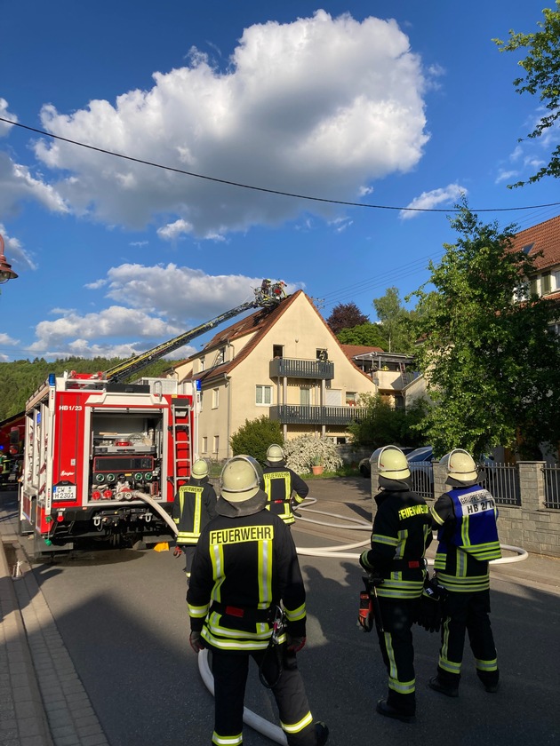 KFV-CW: Feuerwehr kann Ausbreiten eines Dachstuhlbrandes verhindern / Keine Verletzten / 300.000 Euro Sachschaden