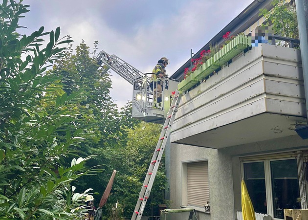 FW-E: Kellerbrand in Essen-Überruhr - Menschenrettung über Drehleiter