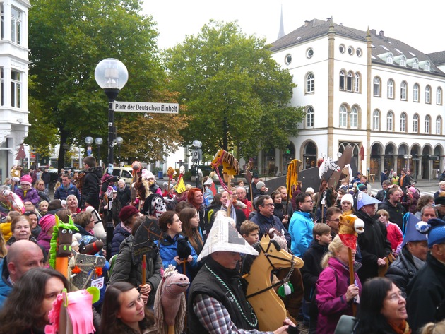Steckenpferd-Parade in Osnabrück erinnert an Westfälischen Frieden und  holt Weltrekord - offiziell bestätigt vom &quot;Rekord-Institut für Deutschland&quot;