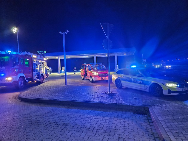 FW-ROW: PKW Brand auf Rastanlage Grundbergsee Nord