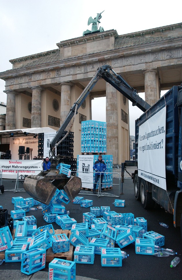 Protestaktion gegen die Abschaffung von Mehrwegkasten-Systemen in Berlin